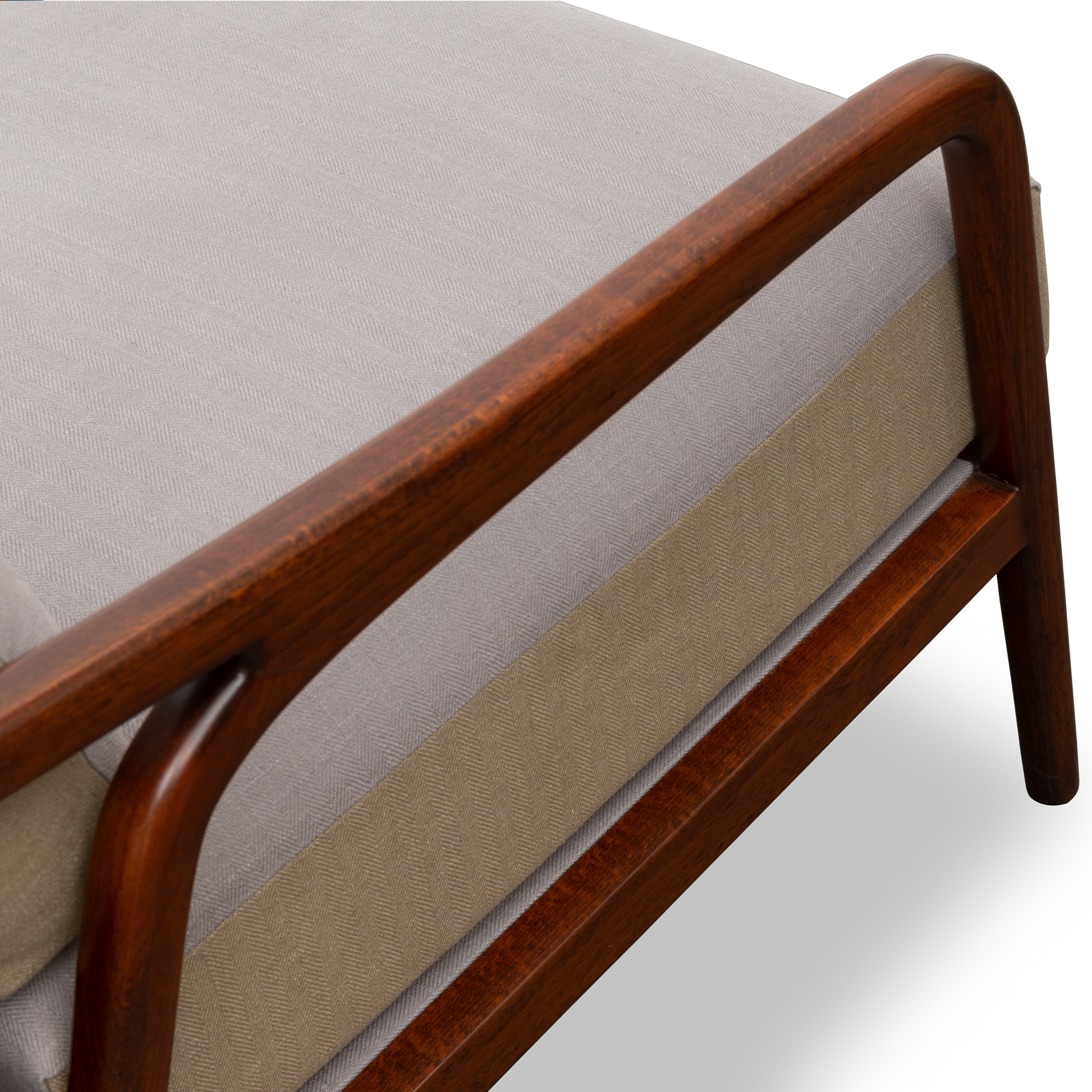 Dark Teak_Studio Alloy Laurel Oak